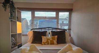 Acorn House - Spacious modern house w/ 2x bathrooms and parking