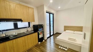 Estudio Deluxe, balcón | Minibar, espacio para trabajar con laptop, insonorización y wifi gratis 