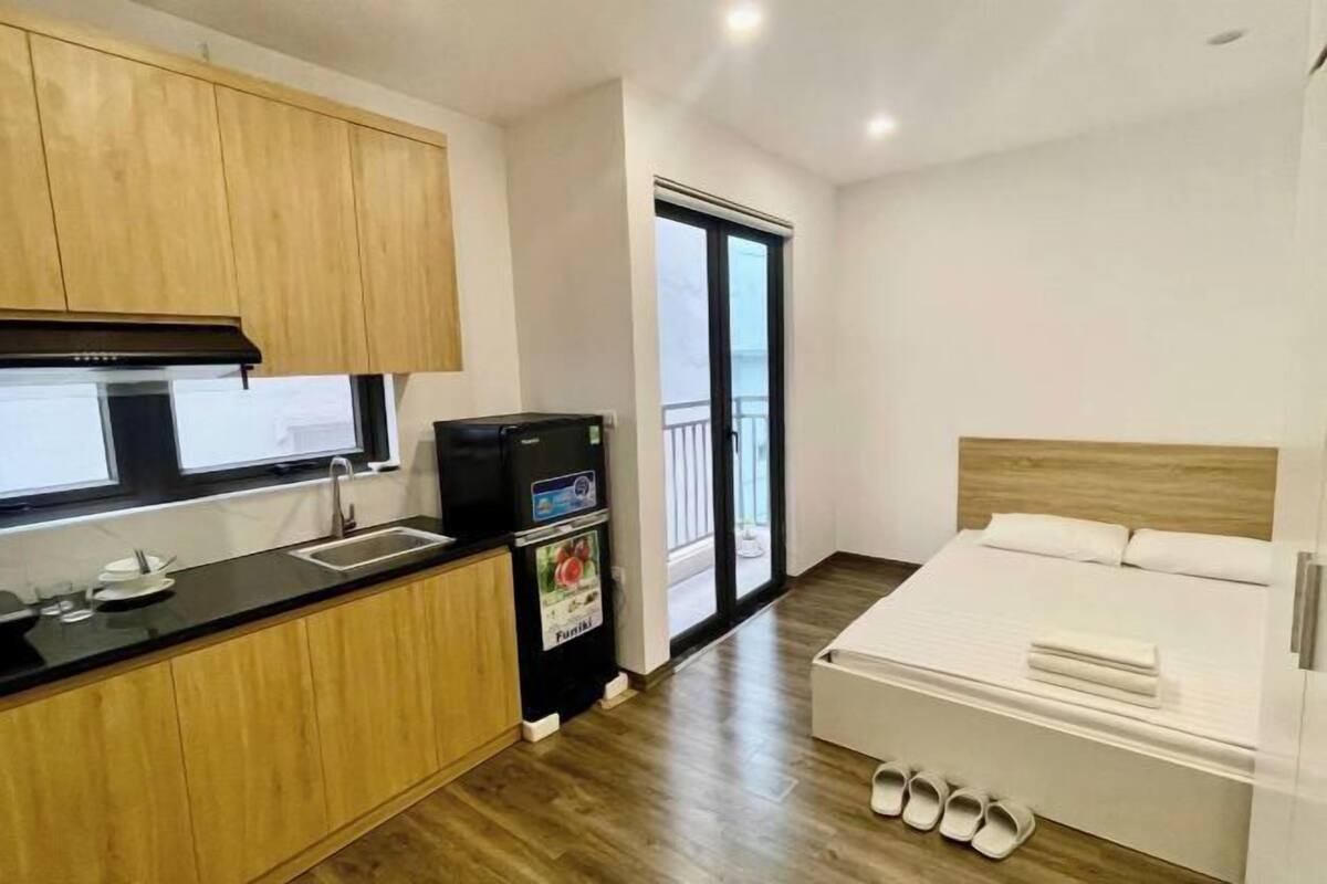Minibar y espacio para trabajar con un portátil