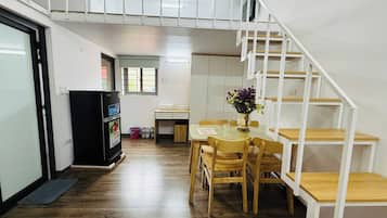 1 dormitori, minibar i espai de treball apte per a portàtils