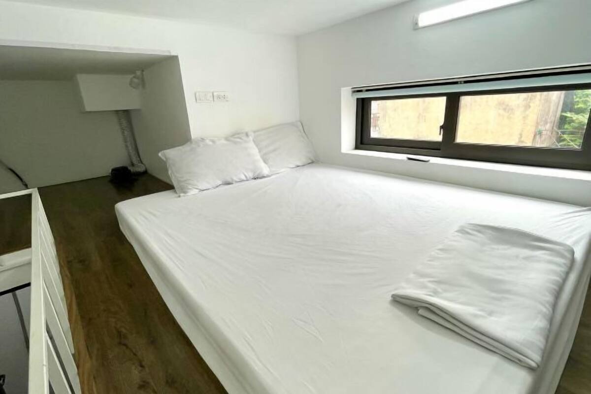 Minibar y espacio para trabajar con un portátil