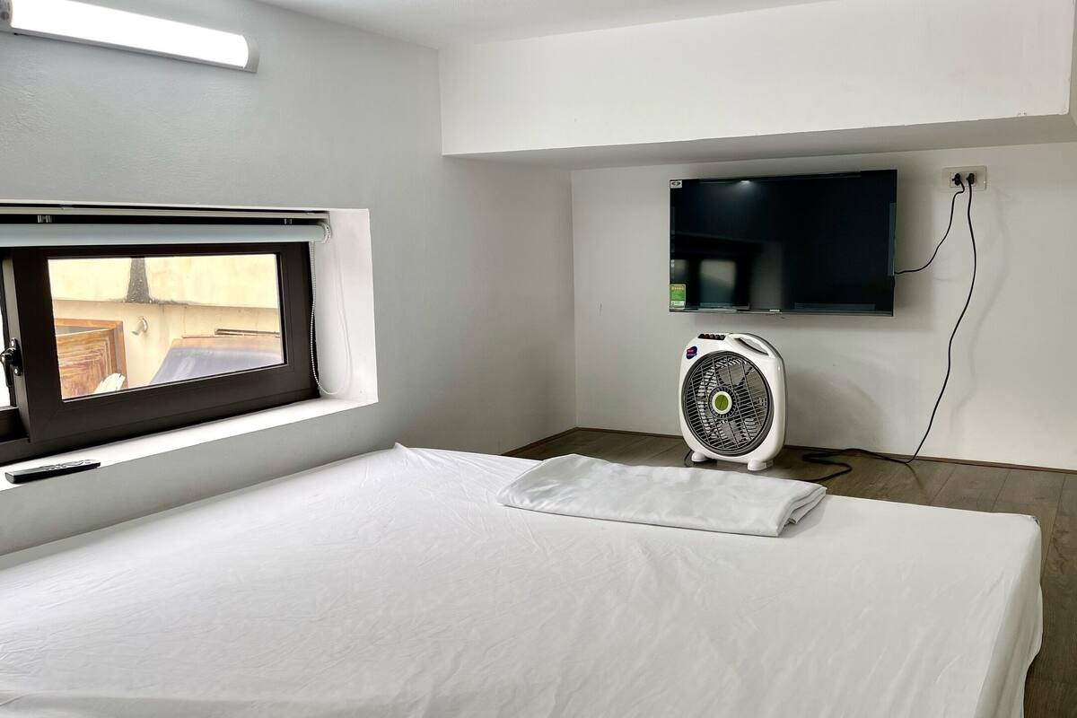 Loft superior | Minibar y espacio para trabajar con un portátil