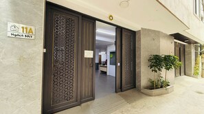 Minibar, laptop workspace, soundproofing, free WiFi - Era Apartment Khuc Thua Du (Hanoi)