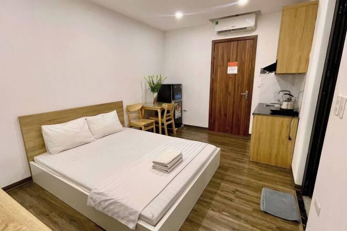 Minibar y espacio para trabajar con un portátil