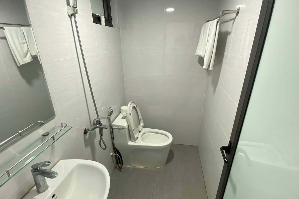 Loft Supérieur | Salle de bain | SÚche-cheveux, chaussons, serviettes fournies, shampoing