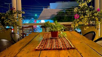 Suite junior, 2 habitaciones, vista a la ciudad | Terraza o patio