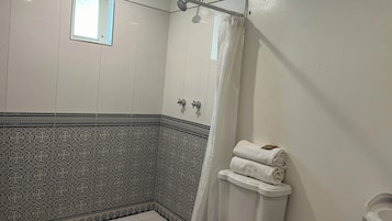 Quarto casal standard | Banheiro | Secador de cabelo, toalhas de banho, sabonete, papel higiênico