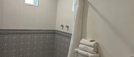 Habitación doble estándar | Baño | Secadora de cabello, toallas, jabón, papel de baño