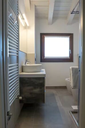 Shower, hair dryer, bidet, towels - House Pol - On Bassano's Hill Relax & Comfort (Colombara)