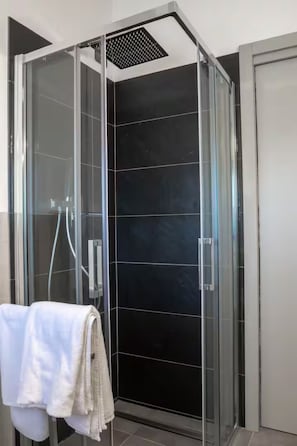 Een douche, een haardroger, een bidet, handdoeken