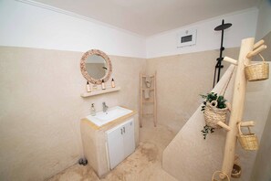 Secadora de cabello, toallas, jabón, papel de baño 