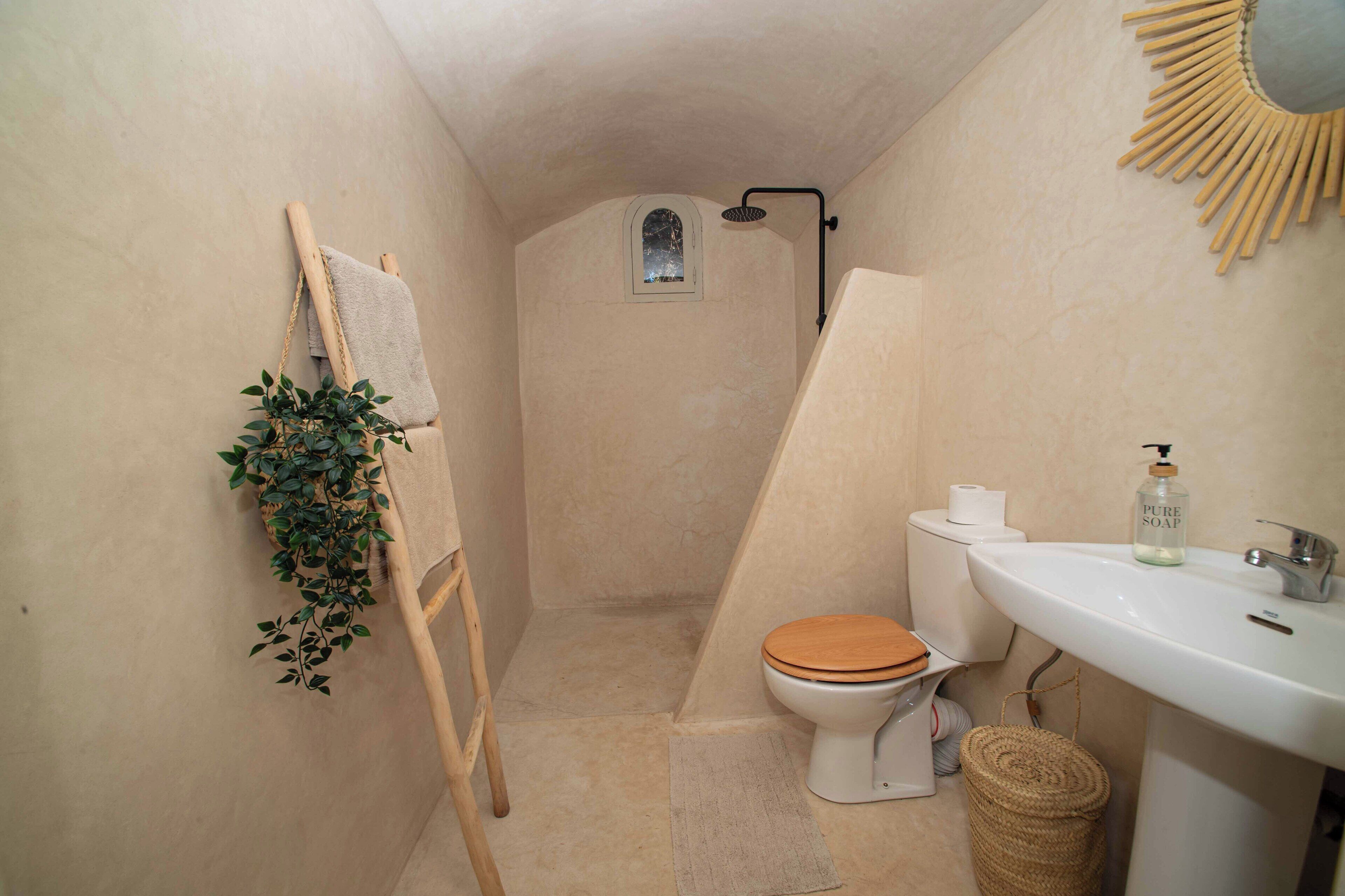Sèche-cheveux, serviettes fournies, savon, papier toilette