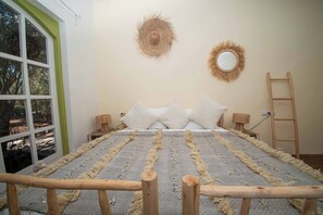5 bedrooms, iron/ironing board, WiFi, bed sheets
