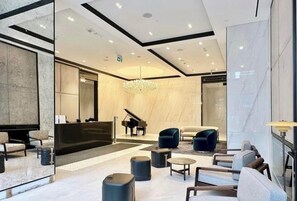 Lobby sitting area - The Welly Suites &  Towers Toronto (Toronto)
