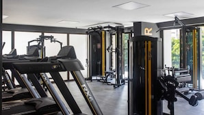 A gym with treadmills, weight machines, and a squat rack. - New, comfortable, excellent location. In Barra: beach, pool and carnival (Barra Salvador)