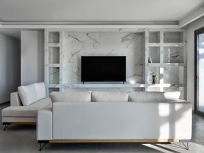 Smart TV, fireplace