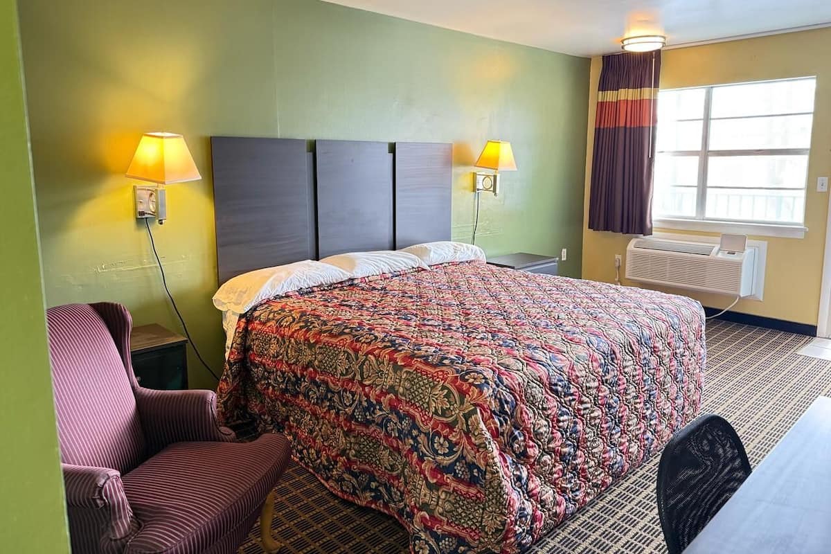 Desk, laptop workspace, iron/ironing board, free WiFi