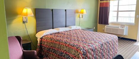 Una scrivania, postazione laptop, ferro/asse da stiro, Wi-Fi gratuito