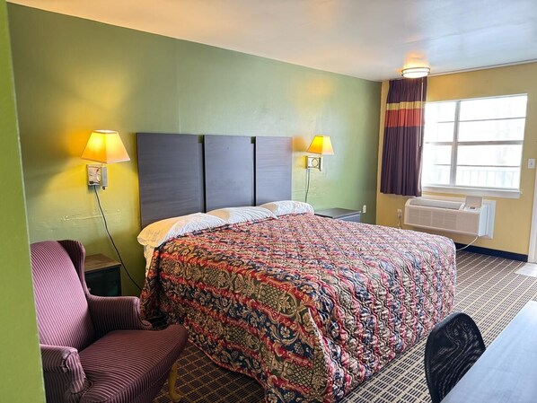 Schreibtisch, laptopgeeigneter Arbeitsplatz, Bügeleisen/Bügelbrett