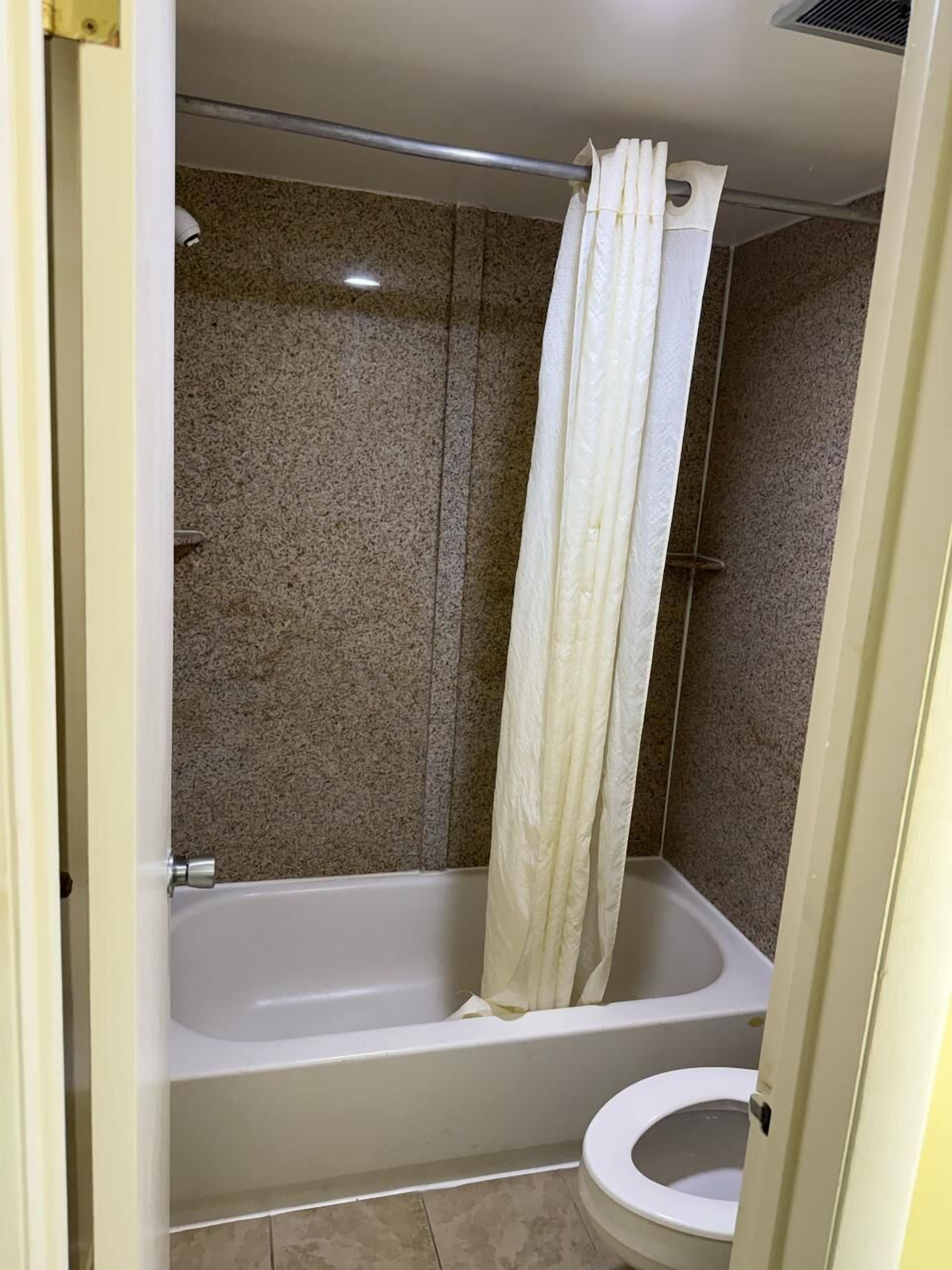 Deluxe Single Room, 1 King Bed, Smoking, Hot Tub | Bathroom