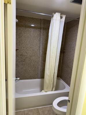 Deluxe Single Room, 1 King Bed, Smoking, Hot Tub | Bathroom - Relax Inn (Hampton)