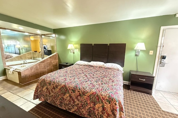 Deluxe Single Room, 1 King Bed, Smoking, Hot Tub | Desk, laptop workspace, iron/ironing board (on request), WiFi (free)