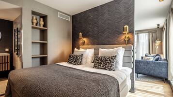 Apartment | In-room safe, desk, laptop workspace, blackout curtains