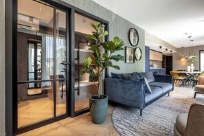 Apartment | Living area | 55-inch Smart TV with satellite channels - BizStay Delft  (Delft)