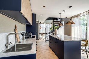 Apartment | Private kitchen | Full-size fridge, microwave, oven, stovetop - BizStay Delft  (Delft)