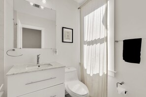 Suihku, hiustenkuivaaja, pyyhkeet, saippua