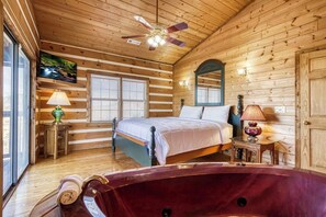 5 bedrooms, free WiFi, bed sheets - Big Bear - Secluded 2 blocks from Pigeon Forge, Hot Tub, Games Room, WIFI!!! (Sevierville)