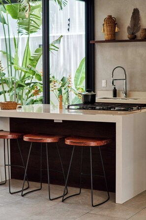 Deluxe House | Private kitchen | Full-size fridge, toaster, blender, cookware/dishes/utensils