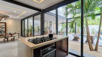 Deluxe House | Dapur peribadi | Peti sejuk/penyejuk beku saiz penuh, pembakar roti, pengisar