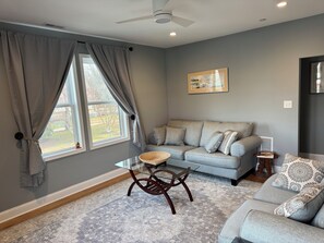 Smart TV - Gut renovated 3-bedroom apartment in historic Cape May (Cape May)