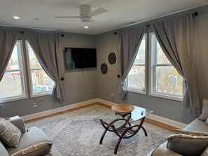 Smart TV - Gut renovated 3-bedroom apartment in historic Cape May (Cape May)