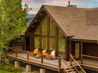 Yellowstone Log Chalet: Sleeps 10 with Hot Tub & Stunning Mountain Views!