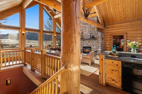 Yellowstone Log Chalet: Sleeps 10 with Hot Tub & Stunning Mountain Views!