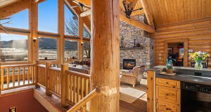 Yellowstone Log Chalet: Sleeps 10 with Hot Tub & Stunning Mountain Views!