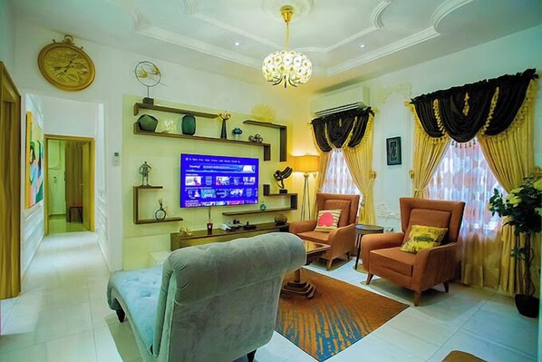 Appartement Familial, balcon, vue ville | Coin séjour