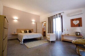 4 Schlafzimmer, Schreibtisch, Bügeleisen/Bügelbrett, Reisekinderbett