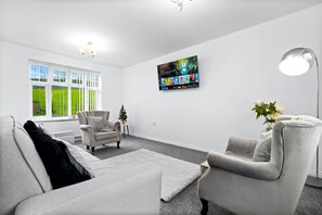 House | Living area | TV - House - Sleeps 6, Garden & Free Parking (Tipton)