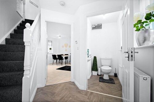 House - Sleeps 6, Garden & Free Parking