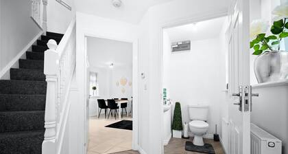 House - Sleeps 6, Garden & Free Parking