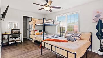 4 makuuhuonetta, työpöytä, silitysrauta/-lauta, vauvan matkasänky