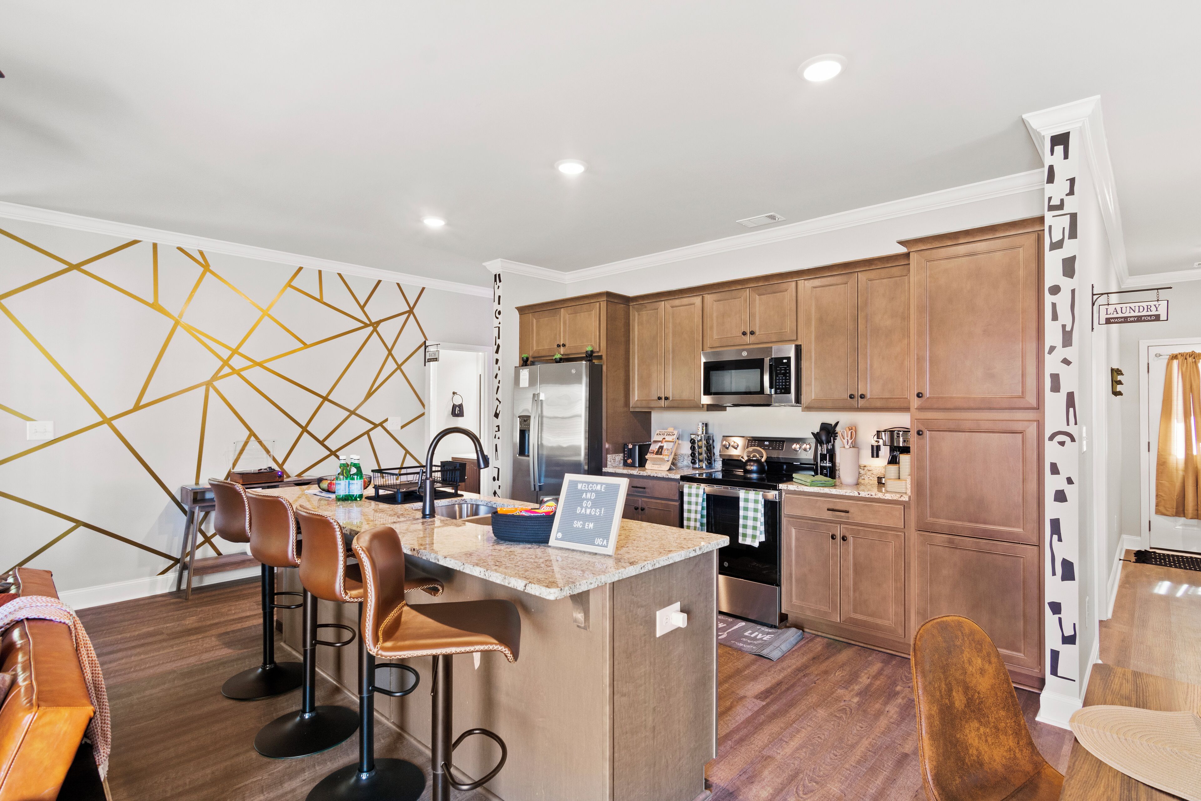 Jääkaappi, mikroaaltouuni, uuni, liesi