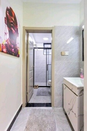 タオル、石鹸、トイレットペーパー