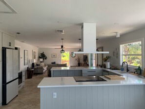 Private kitchen - Peaceful fishing Island paradise with boat lift (Bokeelia)