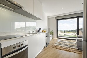 Frigorifero, microonde, forno, piano cottura