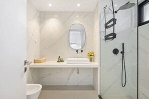 Shower, hair dryer, towels