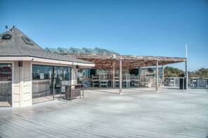 Outdoor dining - Memorable and Relaxing stay at our villa with Beach Front Access with Large Pool (Hilton Head Island)